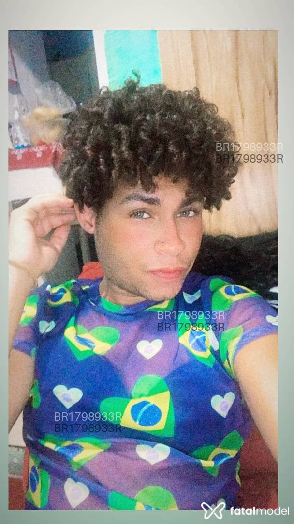 Acompanhante mulher trans com cabelo castanho de olhos verdes em Virtual - Kakau