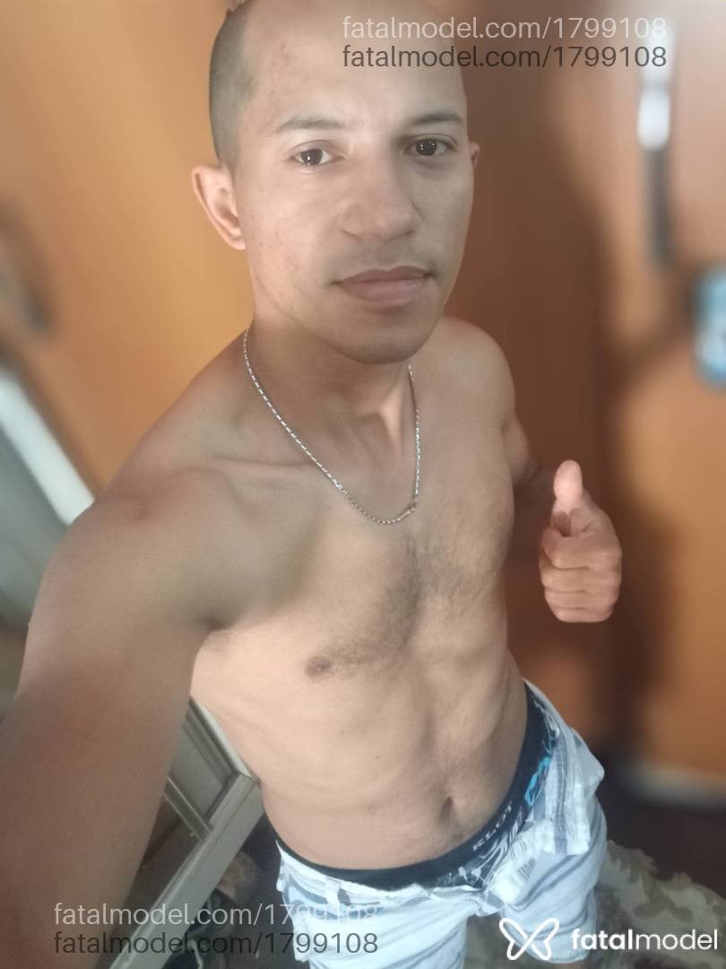 Acompanhante homem sem cabelo de olhos castanhos - Guerreiro Acompanhante homem sem cabelo de olhos castanhos - Guerreiro