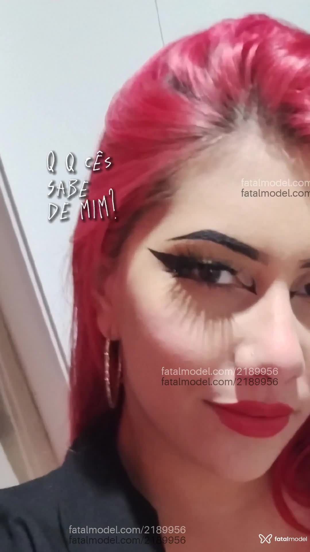 Acompanhante mulher com cabelo colorido de olhos castanhos - Belli