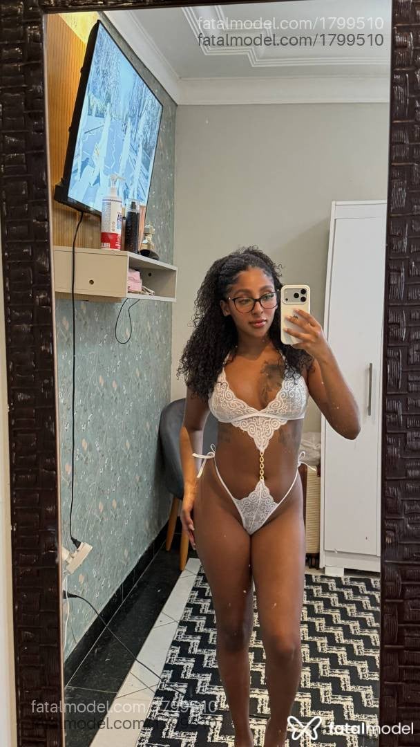 Acompanhante mulher morena (o) de olhos pretos - Giovanna