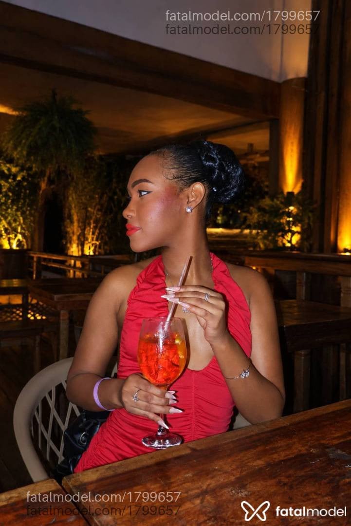 Acompanhante mulher morena (o) de olhos castanhos - Éricka Gold