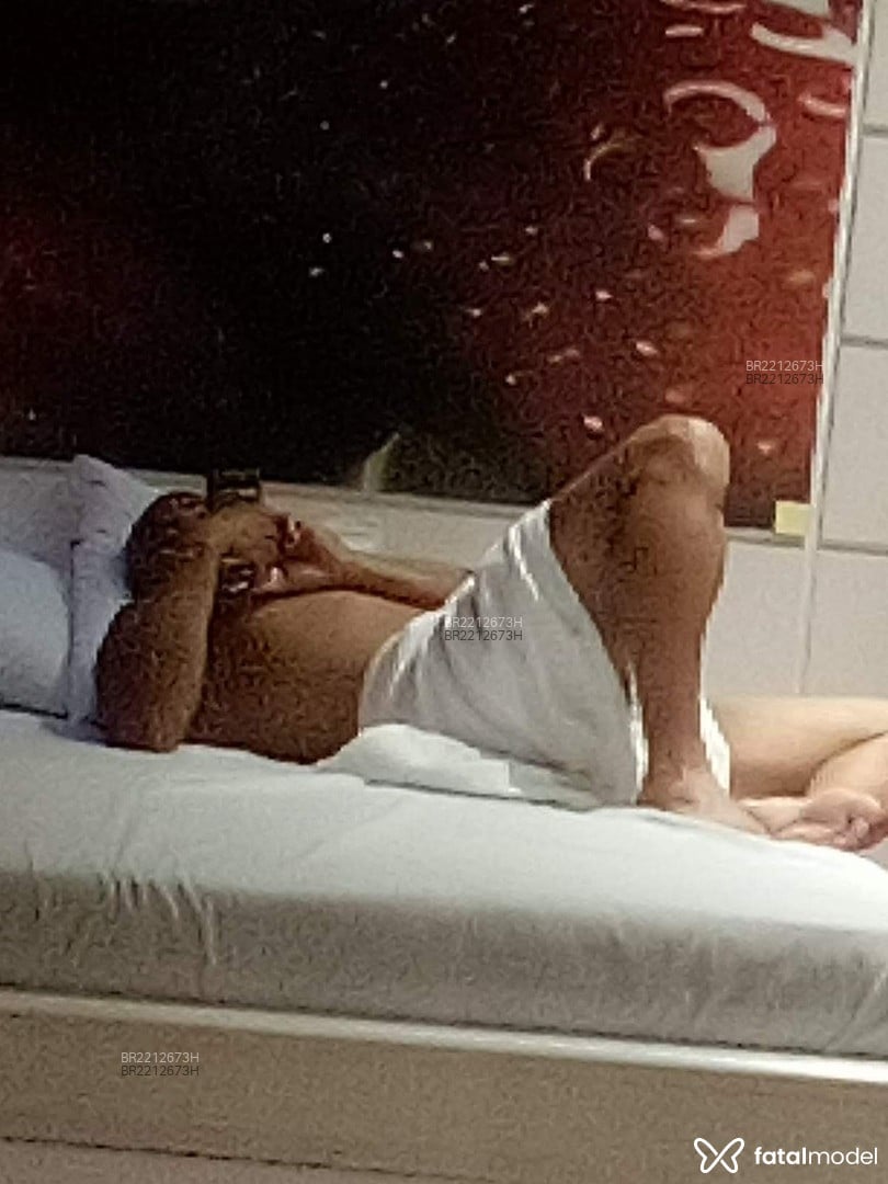 Acompanhante homem com cabelo grisalho de olhos castanhos - Kaleu Baiano Acompanhante homem com cabelo grisalho de olhos castanhos - Kaleu Baiano