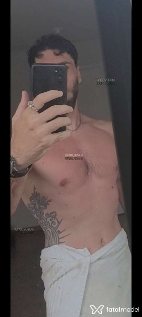Acompanhante homem com cabelo castanho de olhos verdes em Maringá - Aurelius