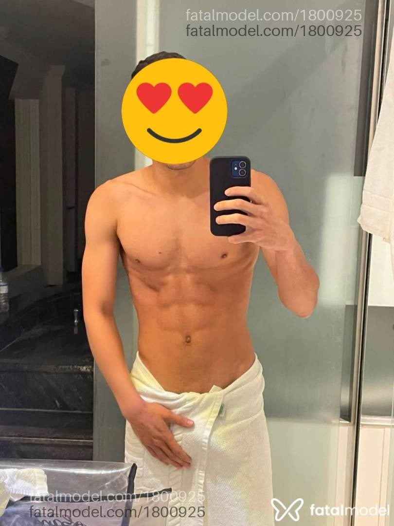 Acompanhante homem com cabelo castanho de olhos castanhos - Mucilon