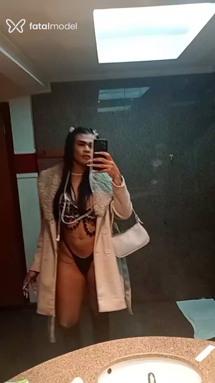 Acompanhante mulher trans morena (o) de olhos pretos - Isis Dolls