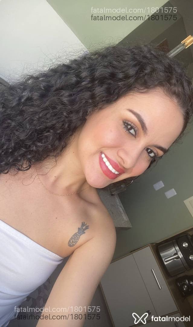 Acompanhante mulher com cabelo castanho de olhos castanhos - Safira