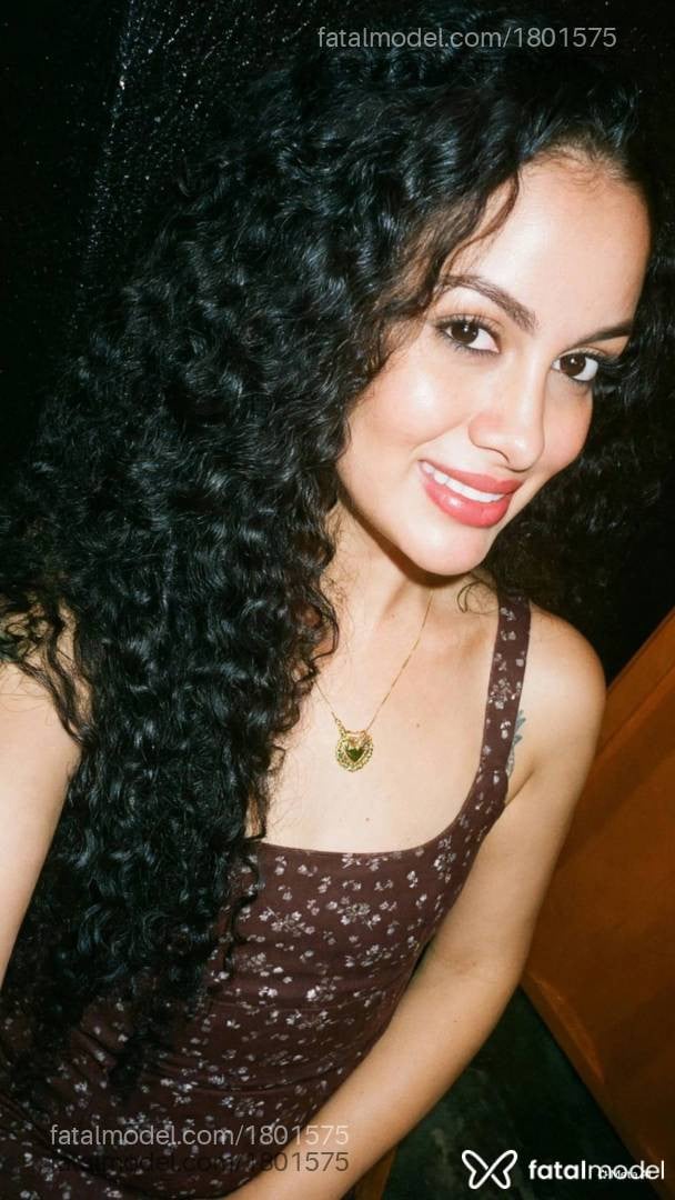 Acompanhante mulher com cabelo castanho de olhos castanhos - Safira