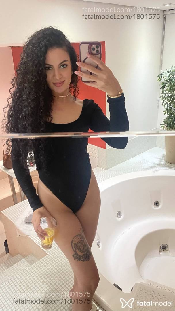 Acompanhante mulher com cabelo castanho de olhos castanhos - Safira