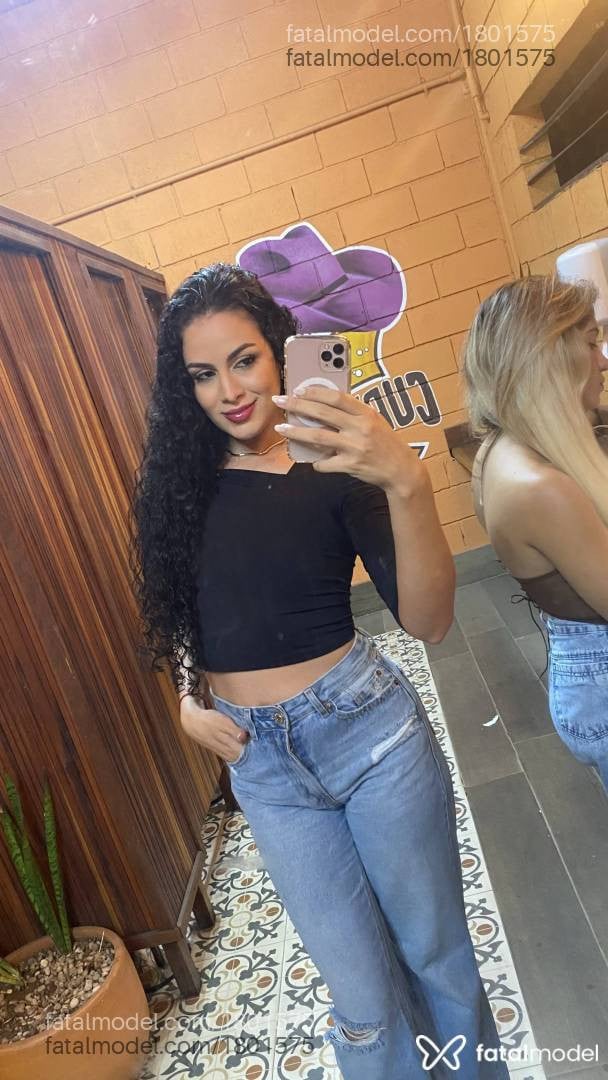 Acompanhante mulher com cabelo castanho de olhos castanhos em Cuiabá - Safira
