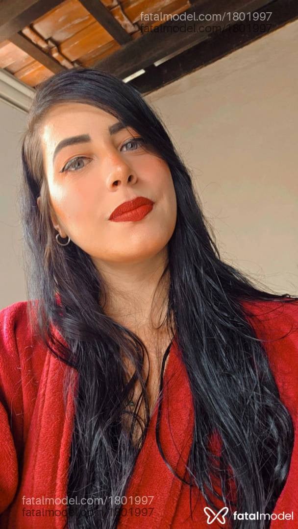 Acompanhante mulher morena (o) de olhos azuis - Clara