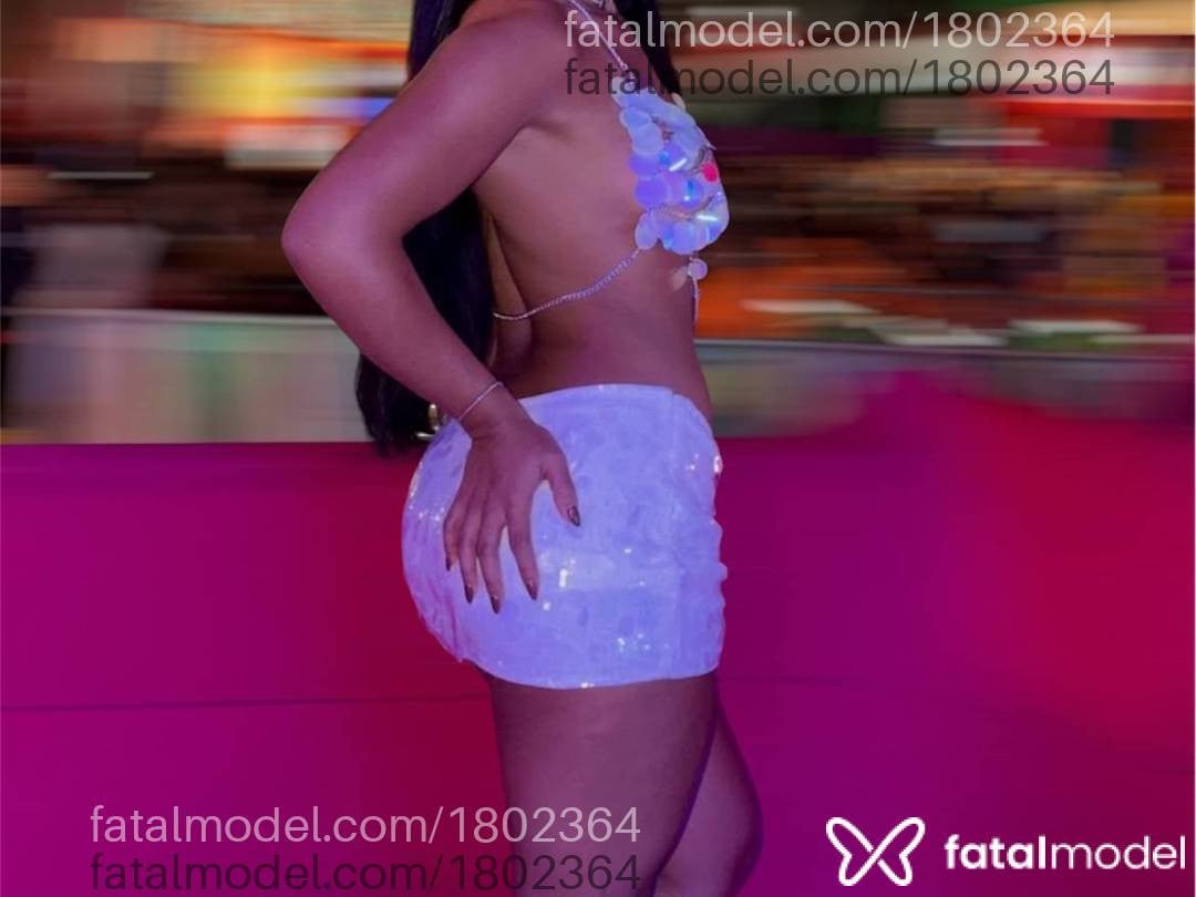 Acompanhante mulher morena (o) de olhos pretos - Lua