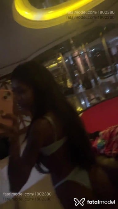 Acompanhante mulher com cabelo castanho de olhos castanhos em Cariacica Acompanhante mulher com cabelo castanho de olhos castanhos em Cariacica - Melissa Menezes