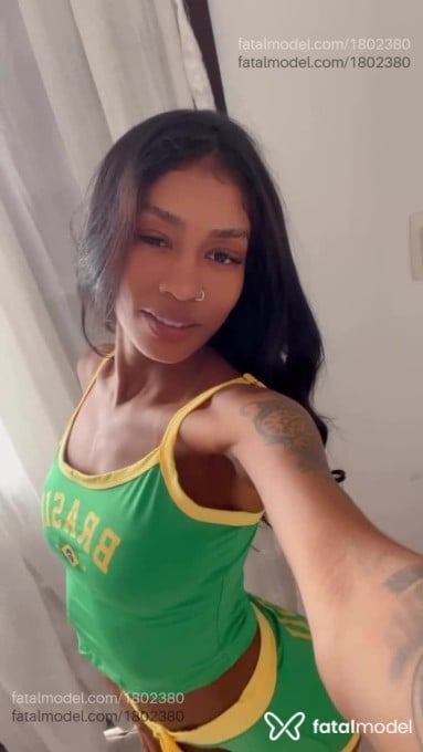 Acompanhante mulher com cabelo castanho de olhos castanhos em Cariacica Acompanhante mulher com cabelo castanho de olhos castanhos em Cariacica - Melissa Menezes