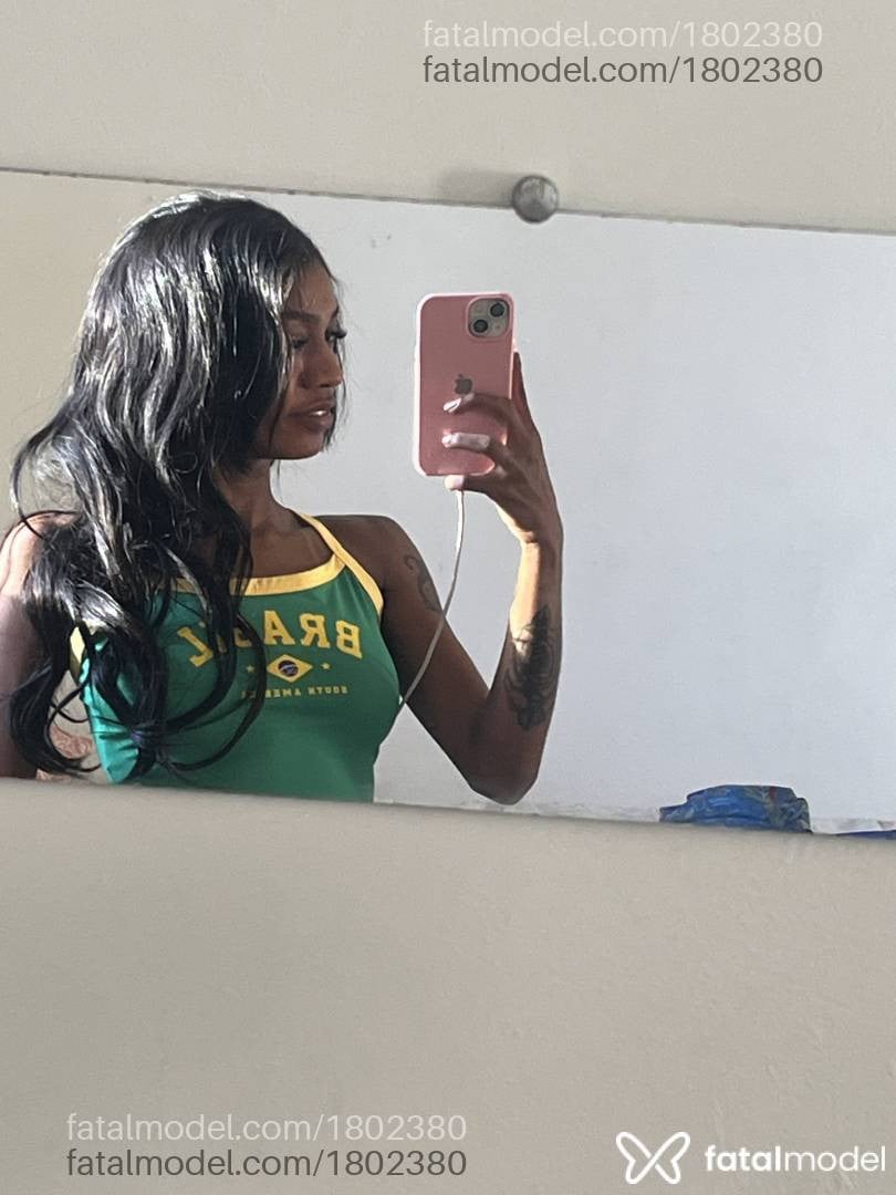 Acompanhante mulher com cabelo castanho de olhos castanhos em Cariacica Acompanhante mulher com cabelo castanho de olhos castanhos em Cariacica - Melissa Menezes