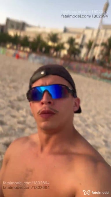 Acompanhante homem com cabelo castanho de olhos castanhos - Lukinha Acompanhante homem com cabelo castanho de olhos castanhos - Lukinha
