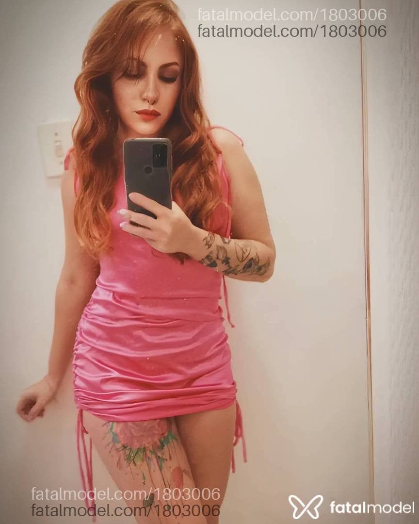 Acompanhante mulher ruiva (o) de olhos pretos - Beatriz Torugo