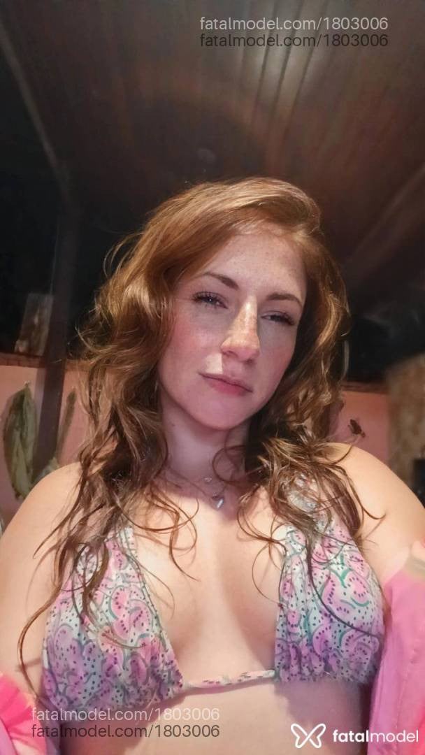 Acompanhante mulher ruiva (o) de olhos pretos - Beatriz Torugo