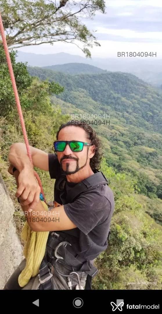 Acompanhante homem com cabelo castanho de olhos castanhos em Balneário Camboriú - O massagistântrico