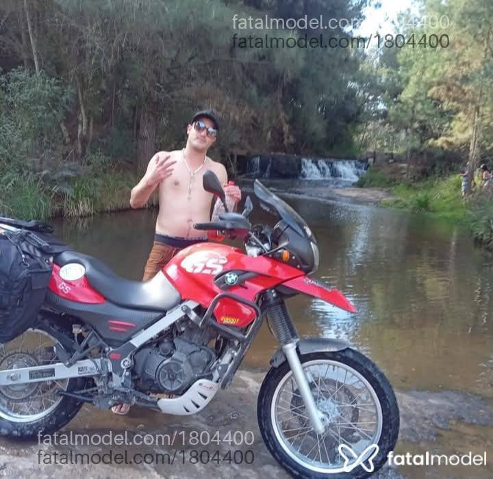 Acompanhante homem com cabelo castanho de olhos castanhos em Rio Negro Acompanhante homem com cabelo castanho de olhos castanhos em Rio Negro - Lucas