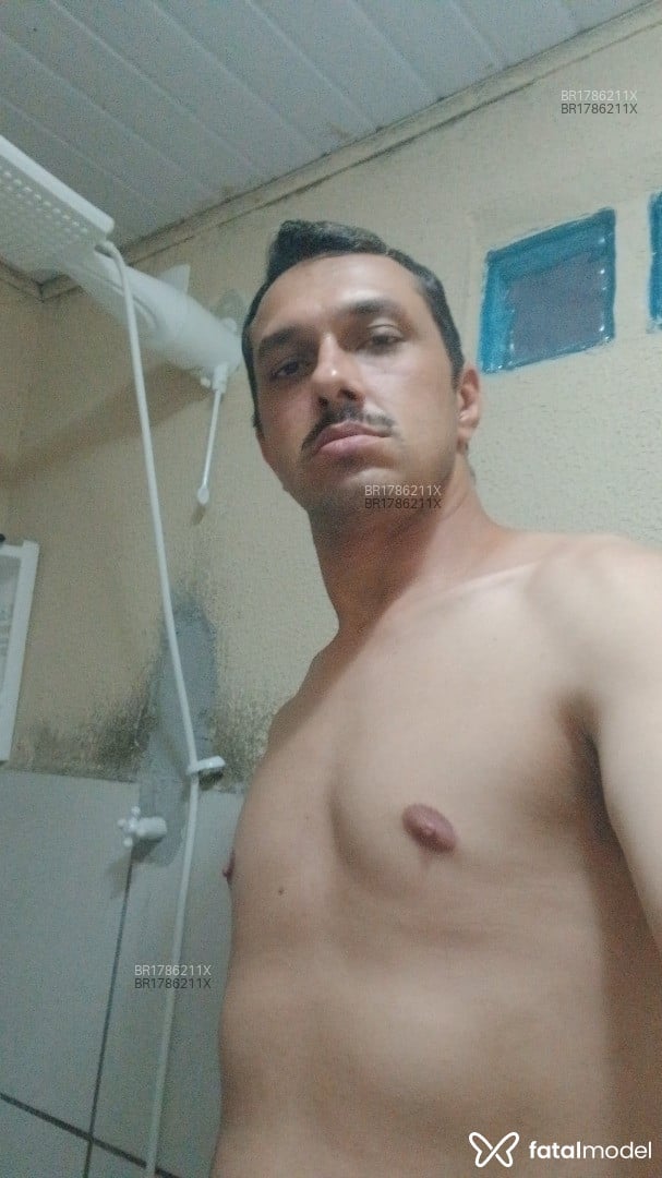 Acompanhante homem com cabelo castanho de olhos castanhos em Tijucas Acompanhante homem com cabelo castanho de olhos castanhos em Tijucas - Roberto