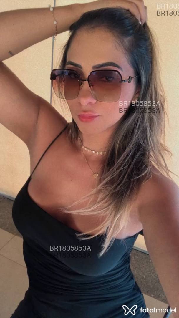 Acompanhante mulher loira (o) de olhos pretos - Thais