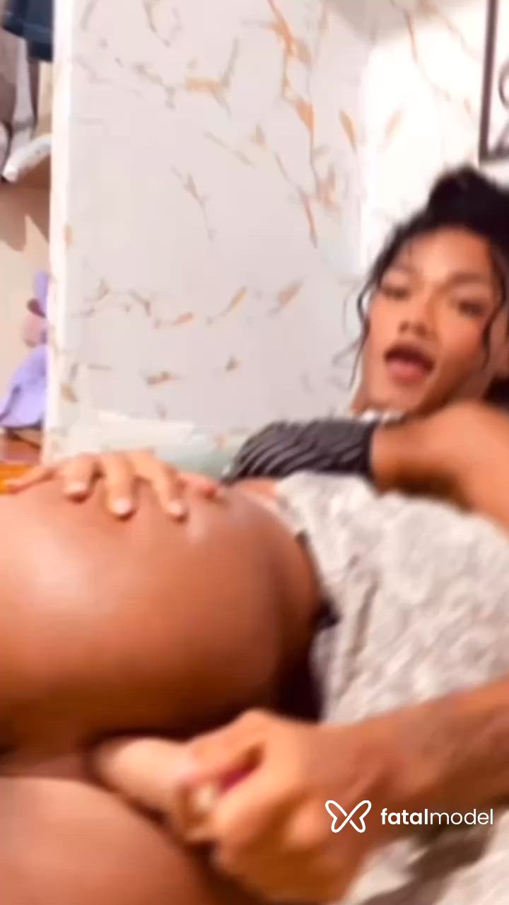 Acompanhante mulher trans morena (o) de olhos pretos - Jade Gomes