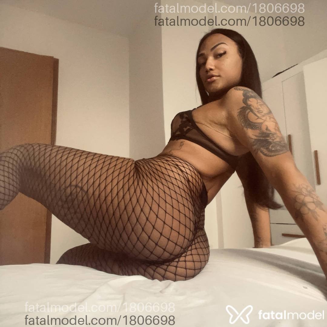 Acompanhante mulher trans morena (o) de olhos pretos - Jade Gomes