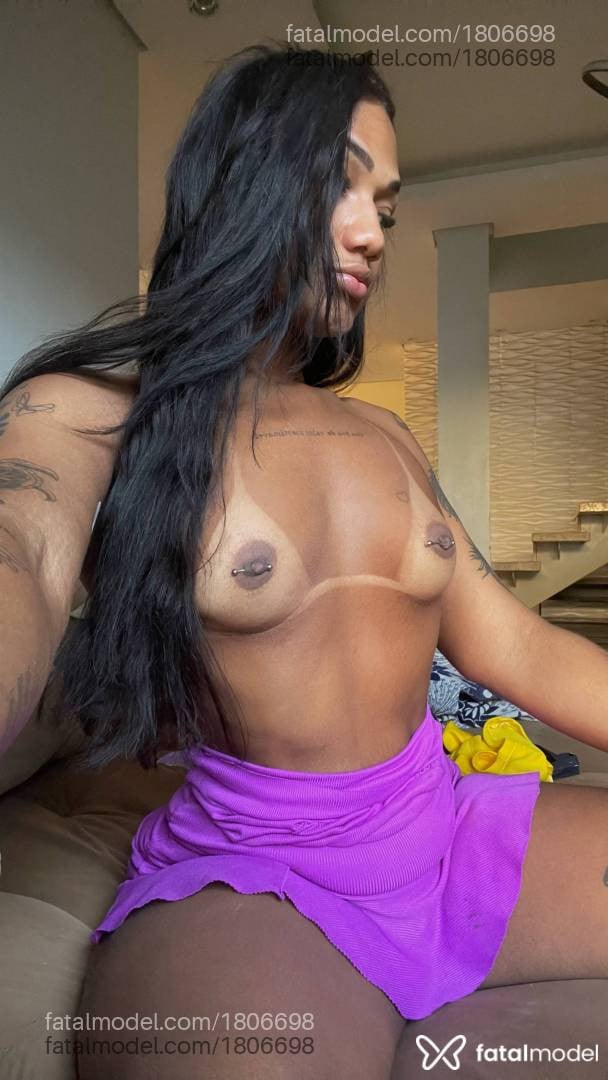 Acompanhante mulher trans morena (o) de olhos pretos - Jade Gomes