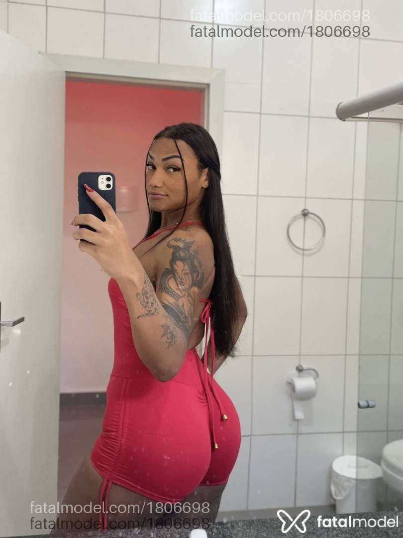 Acompanhante mulher trans morena (o) de olhos pretos - Jade Gomes