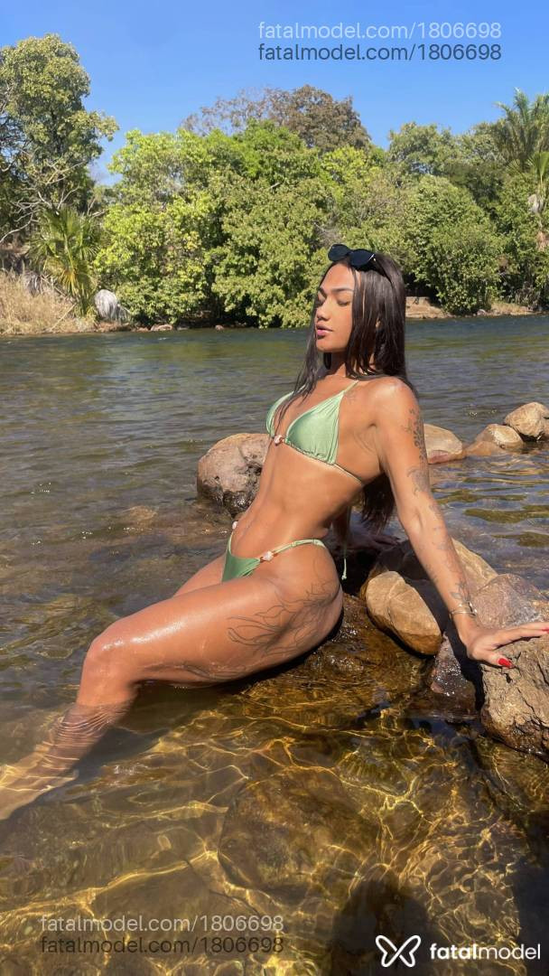 Acompanhante mulher trans morena (o) de olhos pretos - Jade Gomes