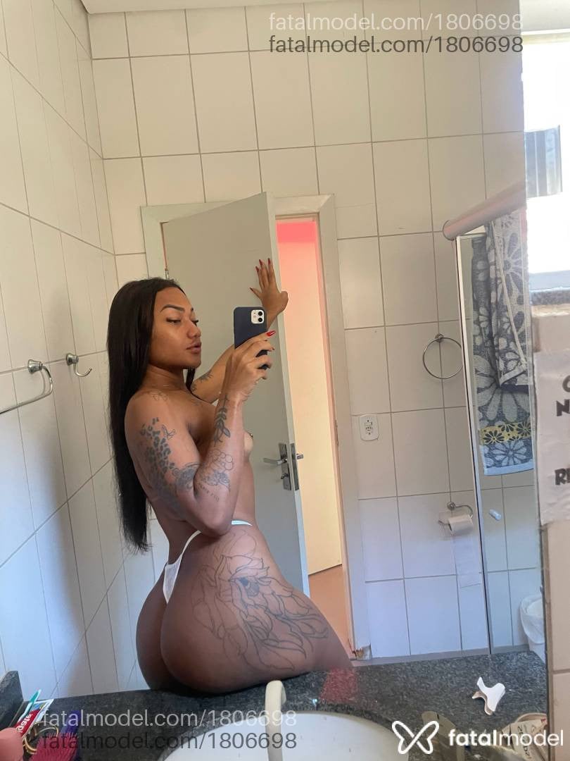 Acompanhante mulher trans morena (o) de olhos pretos - Jade Gomes