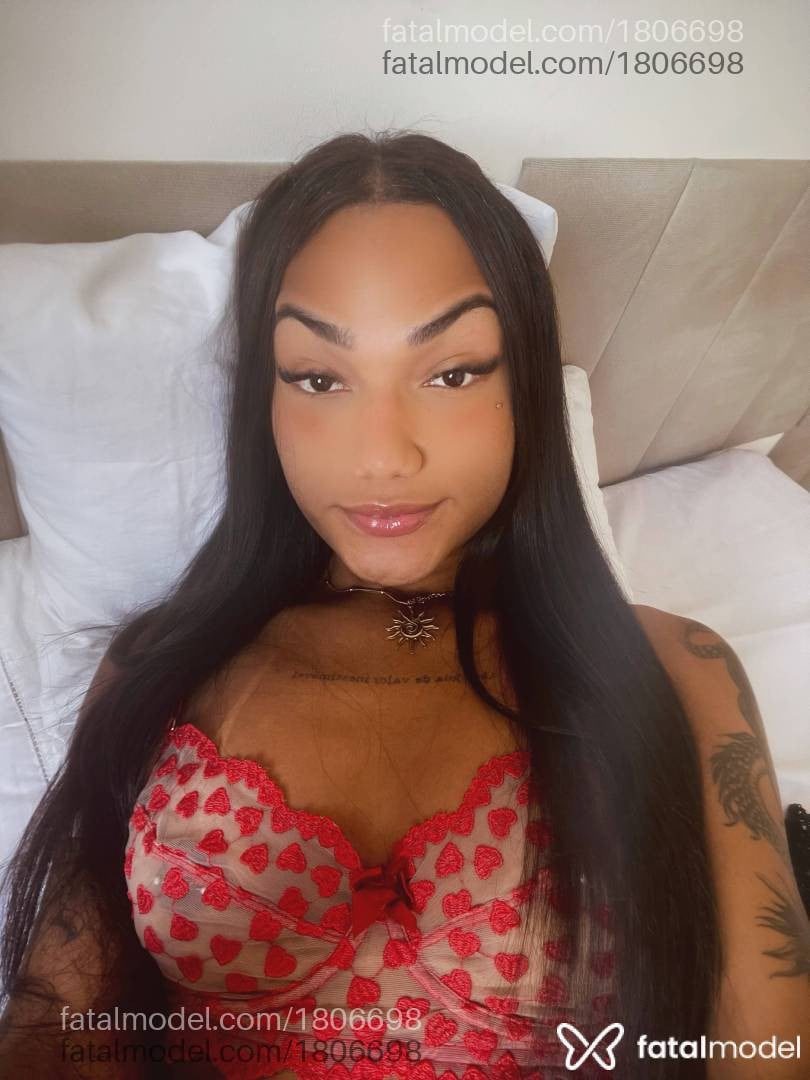 Acompanhante mulher trans morena (o) de olhos pretos - Jade Gomes