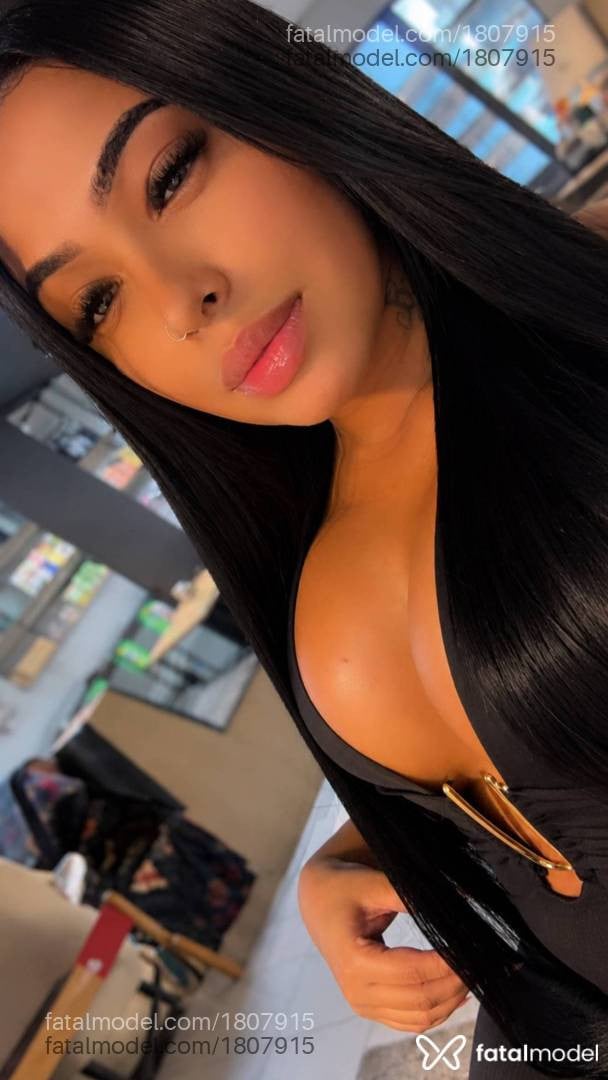 Acompanhante mulher com cabelo colorido de olhos castanhos - Bianca Soares