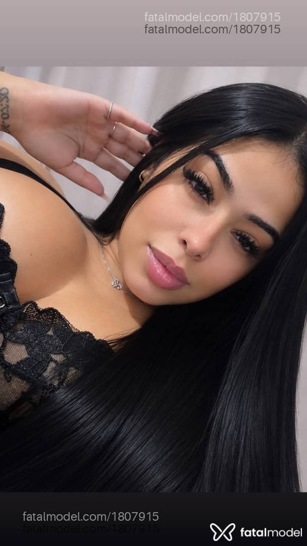 Acompanhante mulher com cabelo colorido de olhos castanhos - Bianca Soares