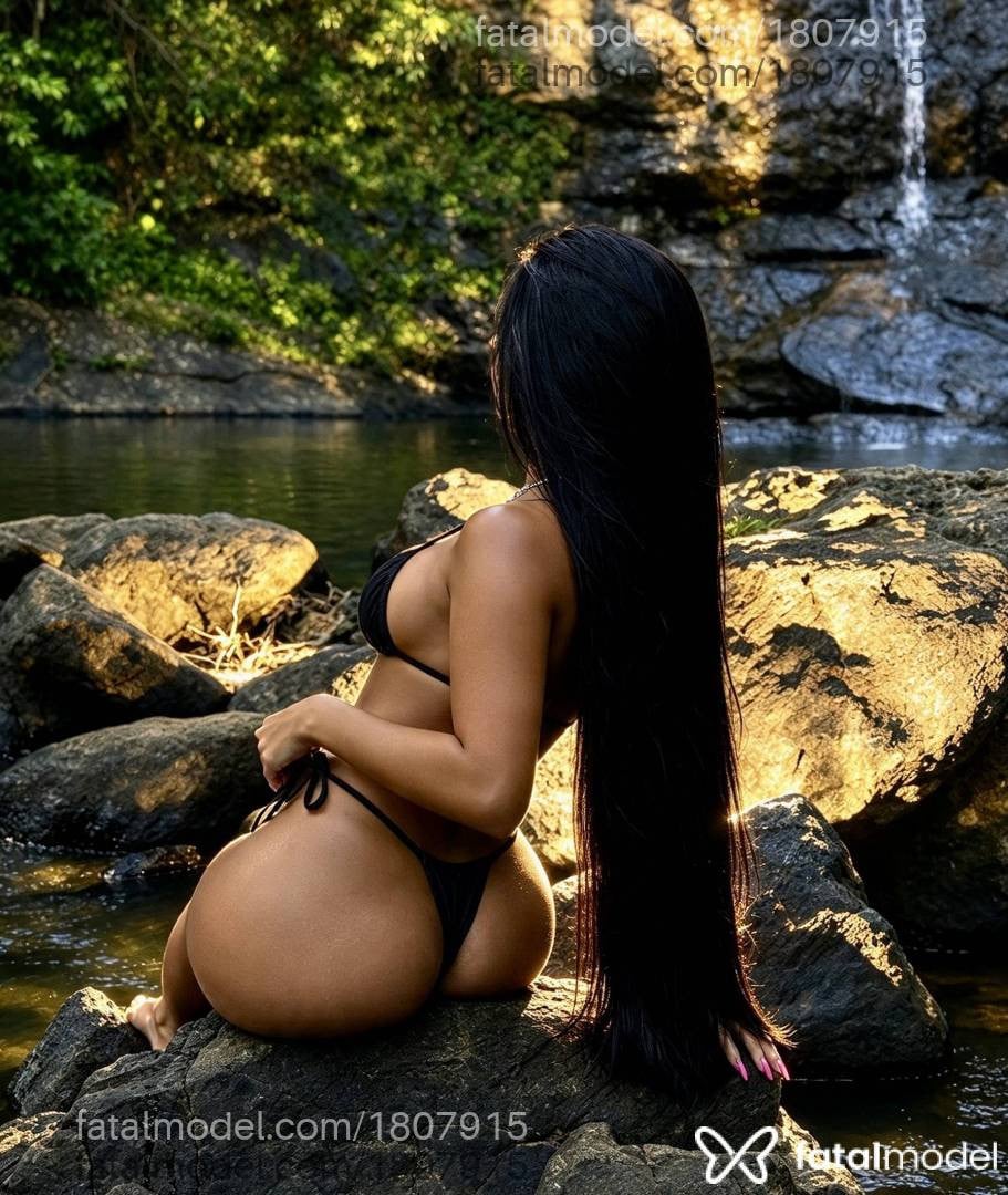 Acompanhante mulher com cabelo colorido de olhos castanhos - Alice Felix