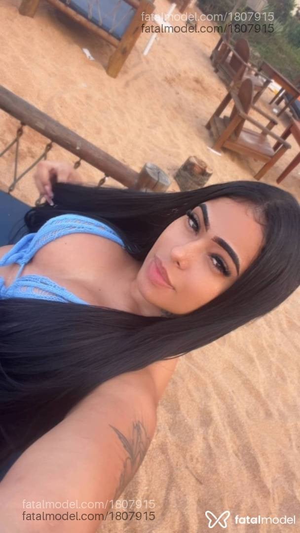 Acompanhante mulher com cabelo colorido de olhos castanhos - Bianca Soares