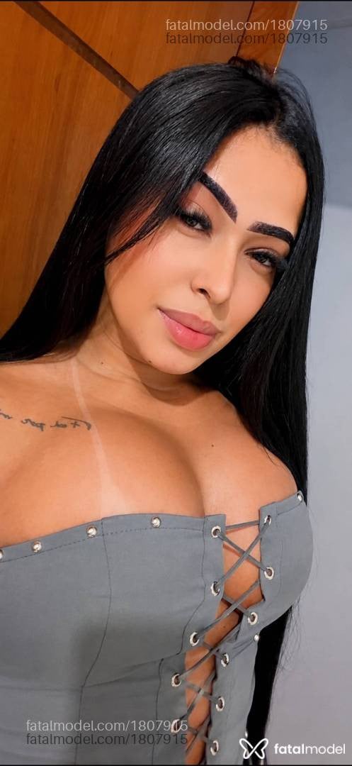 Acompanhante mulher com cabelo colorido de olhos castanhos - Bianca Soares