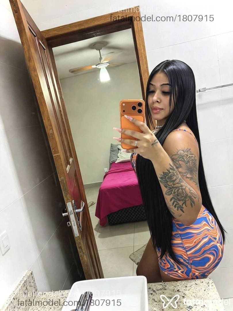 Acompanhante mulher com cabelo colorido de olhos castanhos - Alice Felix