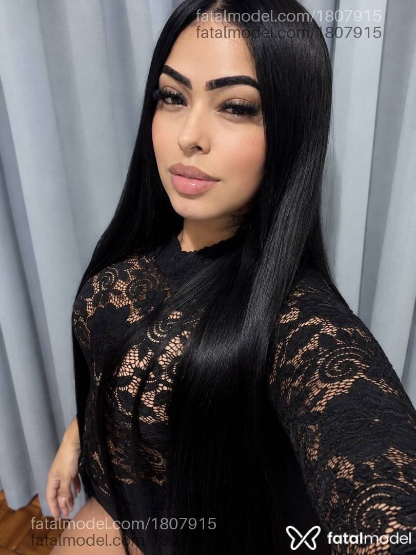Acompanhante mulher com cabelo colorido de olhos castanhos - Alice Felix