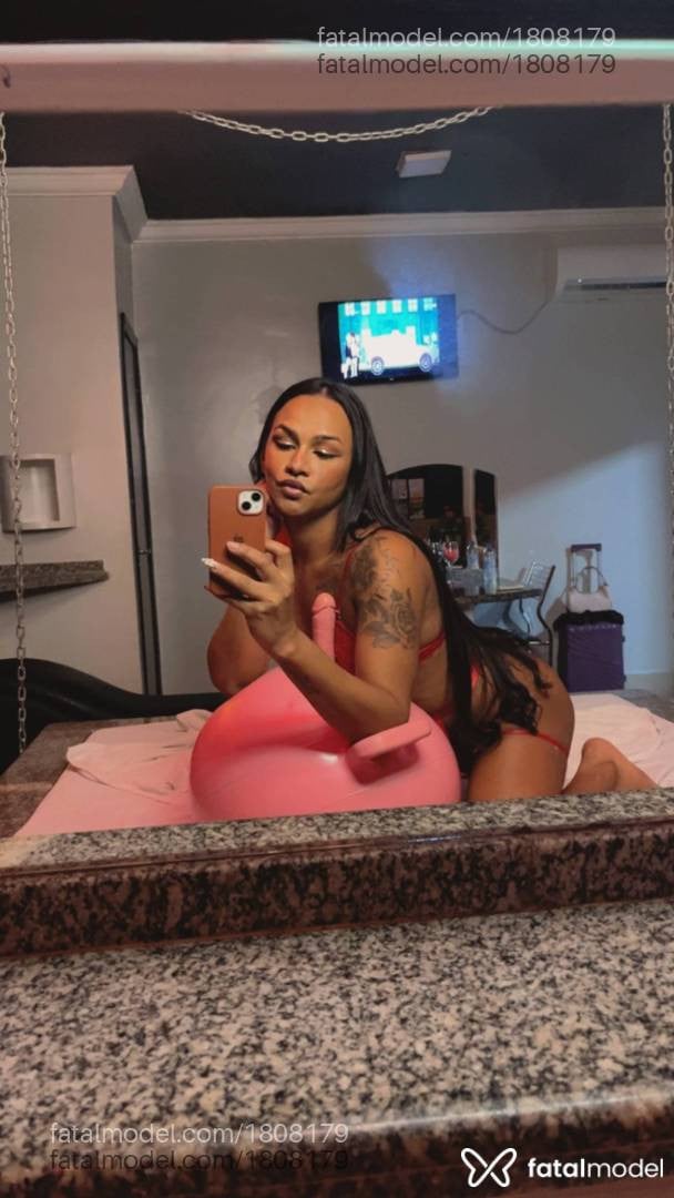 Acompanhante mulher trans com cabelo castanho de olhos castanhos em Cuiabá - Rayka Silva