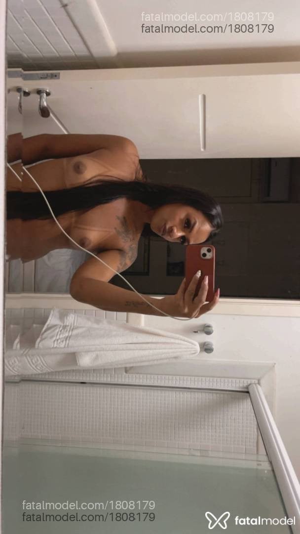 Acompanhante mulher trans com cabelo castanho de olhos castanhos em Cuiabá - Rayka Silva