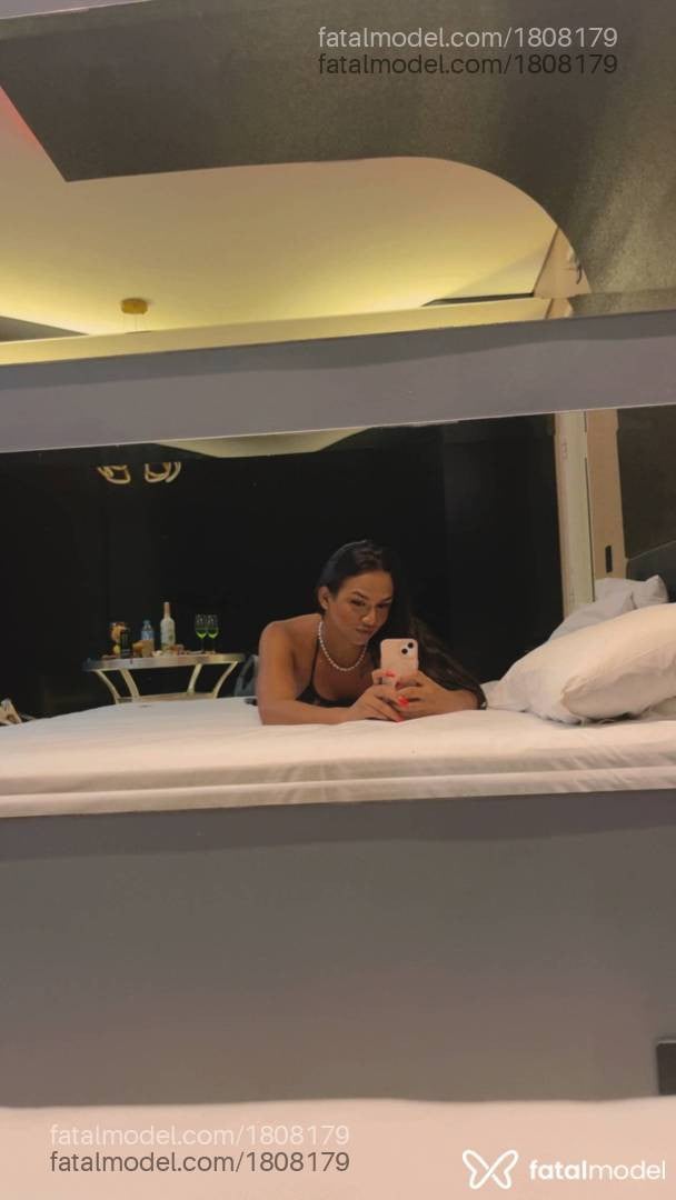 Acompanhante mulher trans com cabelo castanho de olhos castanhos - Rayka Silva