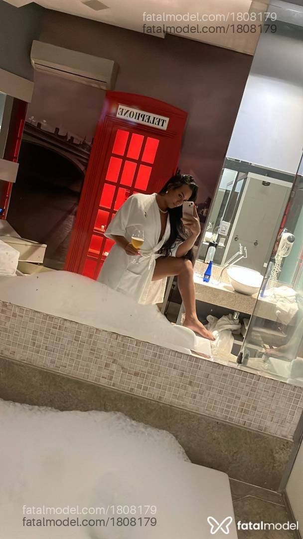 Acompanhante mulher trans morena (o) de olhos castanhos - Rayka Silva