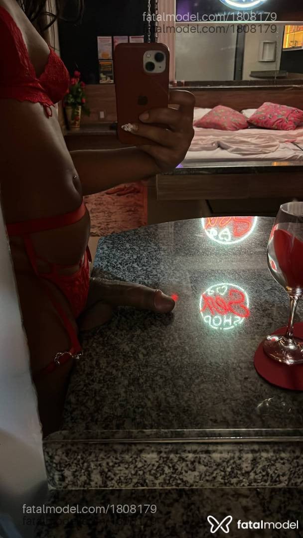 Acompanhante mulher trans com cabelo castanho de olhos castanhos - Rayka Silva