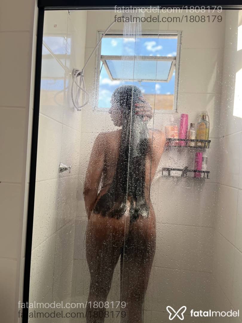 Acompanhante mulher trans com cabelo castanho de olhos castanhos - Rayka Silva