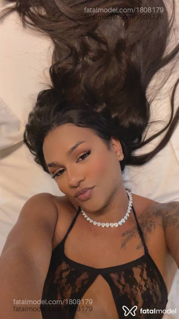 Acompanhante mulher trans com cabelo castanho de olhos castanhos - Rayka Silva
