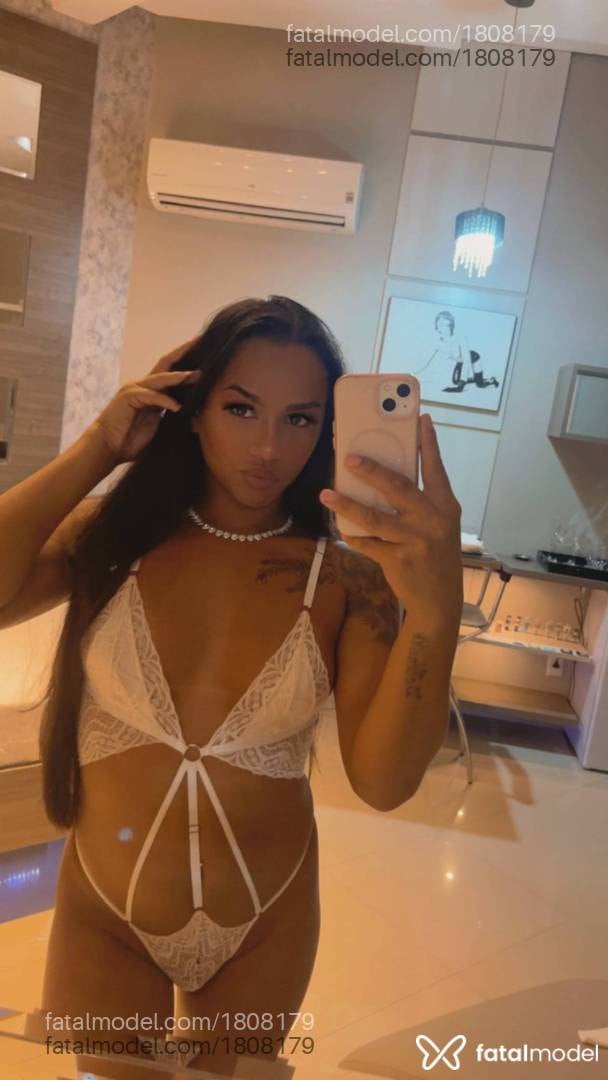 Acompanhante mulher trans morena (o) de olhos castanhos - Rayka Silva