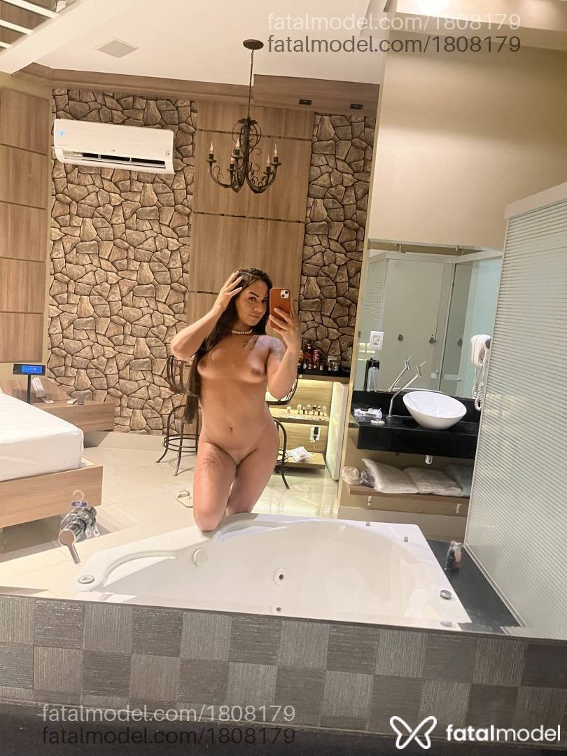 Acompanhante mulher trans morena (o) de olhos castanhos - Rayka Silva