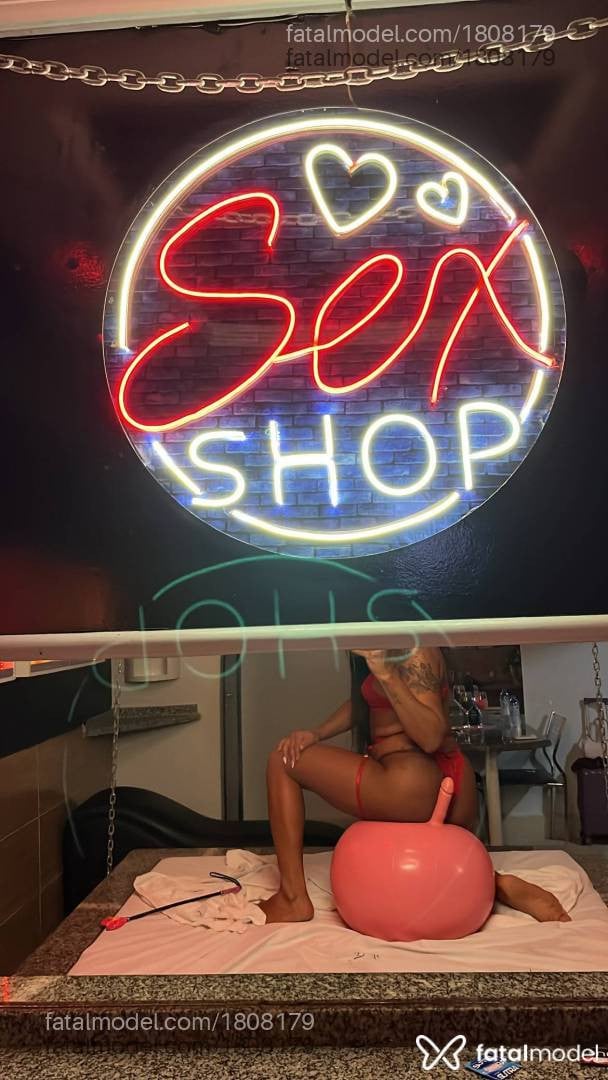 Acompanhante mulher trans com cabelo castanho de olhos castanhos em Cuiabá - Rayka Silva