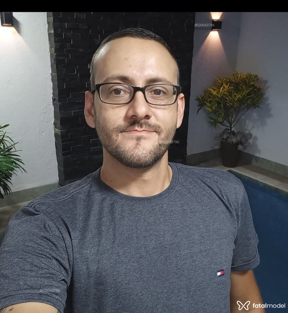 Acompanhante homem morena (o) de olhos castanhos em Virtual - Guto Londrinense
